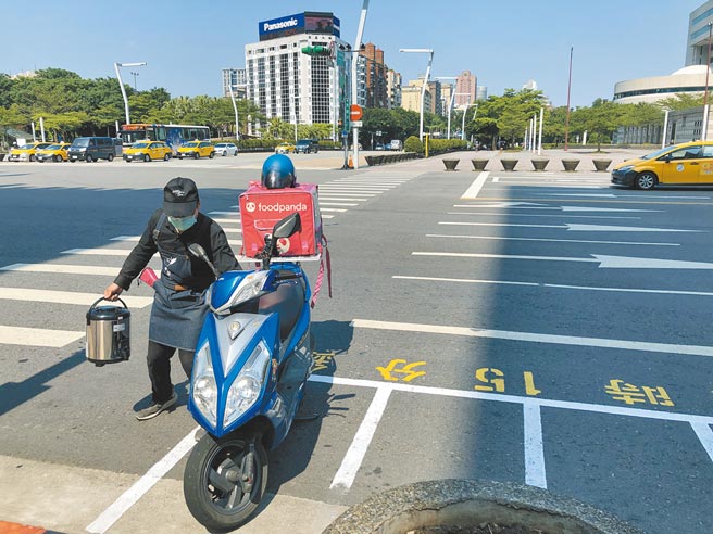 疫情影响导致外送订单量暴增，台北市6、7月外送员肇事酿1死、312人伤。（杨亚璇摄）