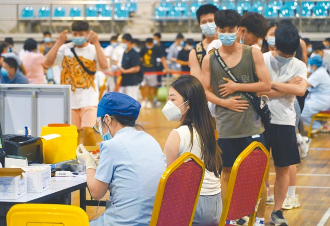 疫苗全球取得机制（COVAX）计画在9月底前，配送1亿剂中国科兴和国药疫苗，约60国受惠，主要是非洲和亚洲。图为南昌大学生6月于体育馆内接种疫苗。（新华社）