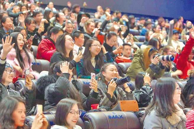 大陸正整頓瘋狂追星、粉絲不當文化。圖為涉嫌性侵正遭拘留的大陸藝人吳亦凡先前的影迷見面會。（中新社）