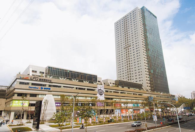 新北市消防局日前公布7月消防安检不合格场所共14家，其中，「汐止远雄广场」也在名单内；远雄强调，已于时限内改善完毕。（郑任南摄）