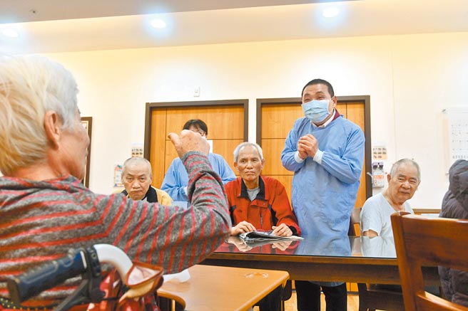 新北市長侯友宜昨宣布，轄內住宿型長照機構將在31日開放訪客探視，但須符合「指定公共區域訪視」、「最多3位訪客及訪視最多30分鐘」、「訪客需出示快篩證明」、「探視不共餐」等4項規範。（新北市社會局提供／蔡雯如新北傳真）