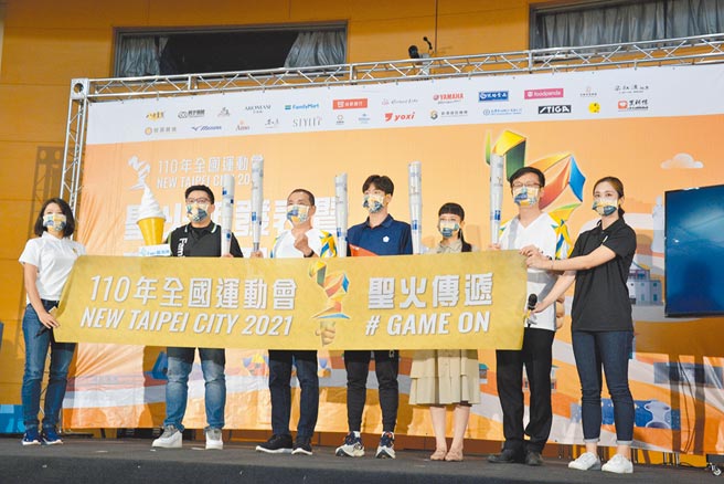 2021全國運動會將在10月開幕，新北市長侯友宜昨與「台灣蝶王」王冠閎等人出席記者會，宣布全運會聖火將以網路、鐵路、公路3路傳遞，繞行全台各縣市站點。（蔡雯如攝）