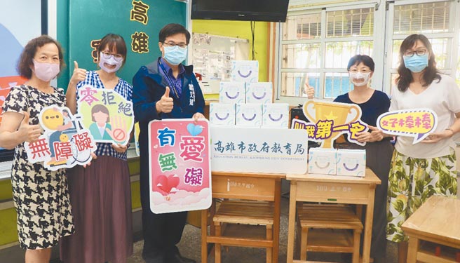 高巿府教育局長謝文斌（中）27日到五甲國中致贈教師透明口罩。（教育局提供／曹明正高雄傳真）