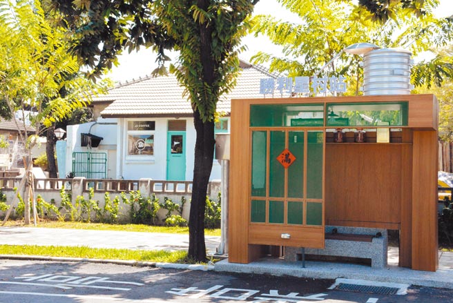 公车亭摇身一变成了菜橱仔，成为屏东胜利星村打卡新地标。（林和生摄）