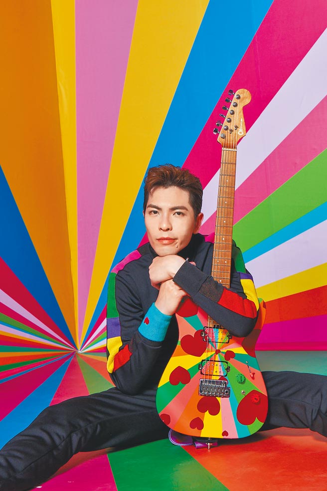 老萧在新歌MV中展现不受拘束的一面。（华纳音乐提供）