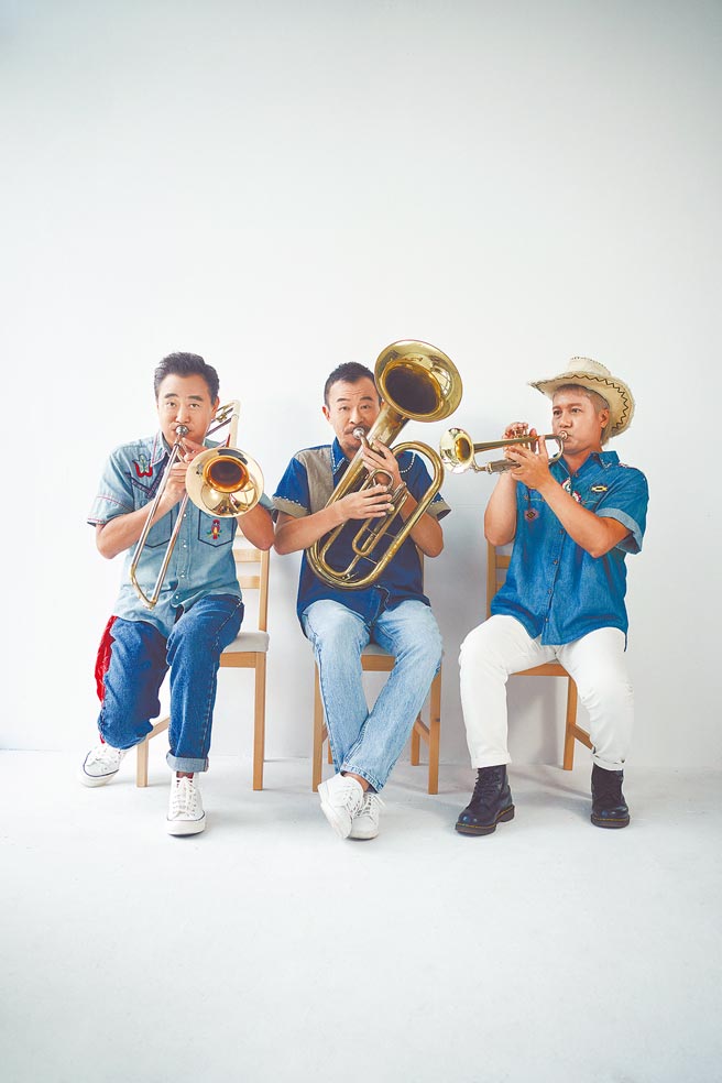 陈升（左）率新宝岛康乐队推出新专辑《剪剪花》。（新乐园制作提供）