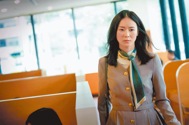 《逆局》挑战十八禁，剧中锺瑶（见图）趴着疑似遭周渝民残暴虐待。（爱奇艺国际站提供）