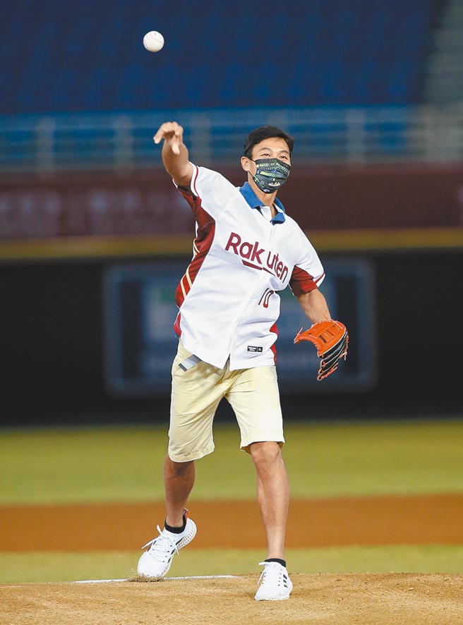 网球一哥卢彦勋受邀担任乐天桃猿开球嘉宾。（范扬光摄）