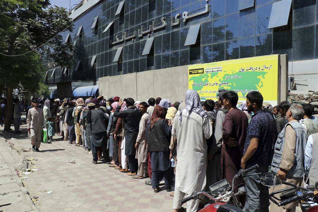塔利班宣布银行恢复运作后，喀布尔民众于银行前排起长队。（图／美联社）(photo:ChinaTimes)