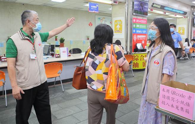 勞動部勞工保險局台北市辦事處人員服務民眾的情形。（張鎧乙攝）