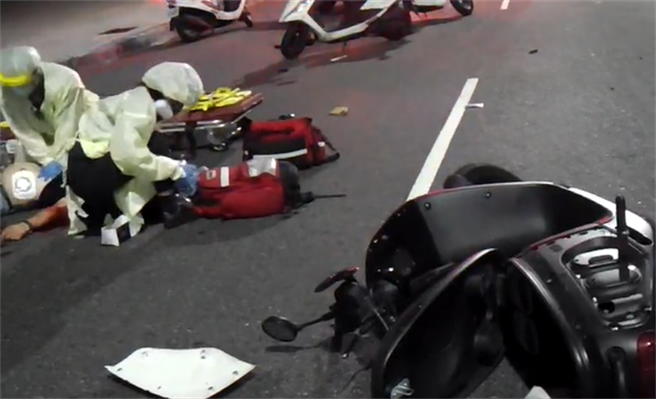 27岁男酒后狂飙电动机车，自撞人行道腾空10余公尺惨死。(民眾提供/戴志扬翻摄)