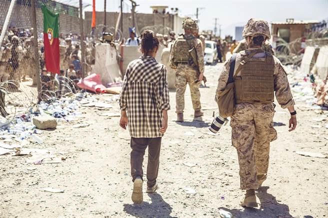 美国海军陆战队中校谢勒（Stuart Scheller）26日发布影片痛批美国搞砸了在阿富汗的撤军行动，并且要向军队长官究责，隔日惨遭解职。图为阿富汗喀布尔机场附近画面。（资料照／美联社）