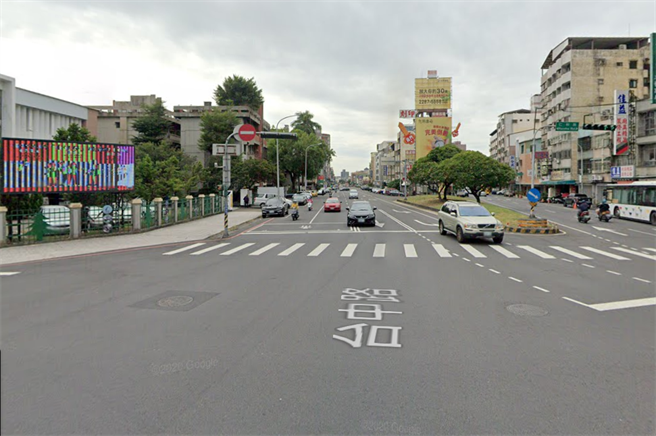 台中市仁和路与台中路口上午发生公车擦撞机车意外，女骑士倒地无生命迹象。(示意画面/翻摄自GOOGLE街景)
