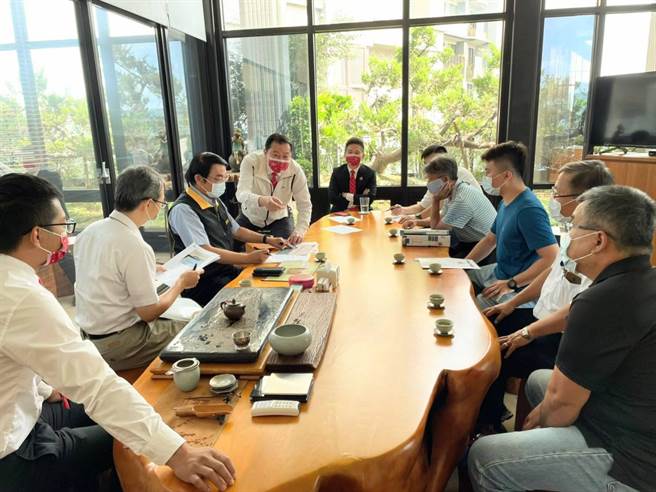 竹北每坪57万创新高？新竹县政府消保官靳邦忠（左三）到业者建案处查证，是开价非成交价。（新竹县消保官办公室提供／罗浚滨新竹传真）