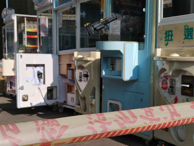 彰化一名夾娃娃機業者擺放在員林火車站下的機台，近日遭小偷連續破壞撬開偷取零錢，撇去維修機台費用粗估損失就超過2萬元，業者無奈表示，開了警察來，不開小偷來，開不開都死。(吳建輝攝)