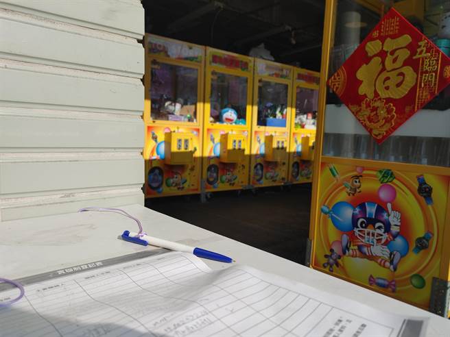 受到疫情影響，彰化縣夾娃娃機店直到本月初才有條件開放，必須符合縮小出入口、並配合實聯制登記等相關防疫規定。(吳建輝攝)