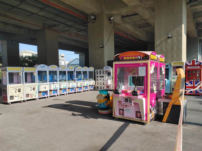 被搶的業者奪寶娛樂謝副總無奈表示，因為彰化開業要多付每小時清銷的人力成本，因此當天是要把員林的機台載運到花蓮的百貨公司擺設營業，沒想到抵達現場看到機台遭破壞臉都綠了。(吳建輝攝)