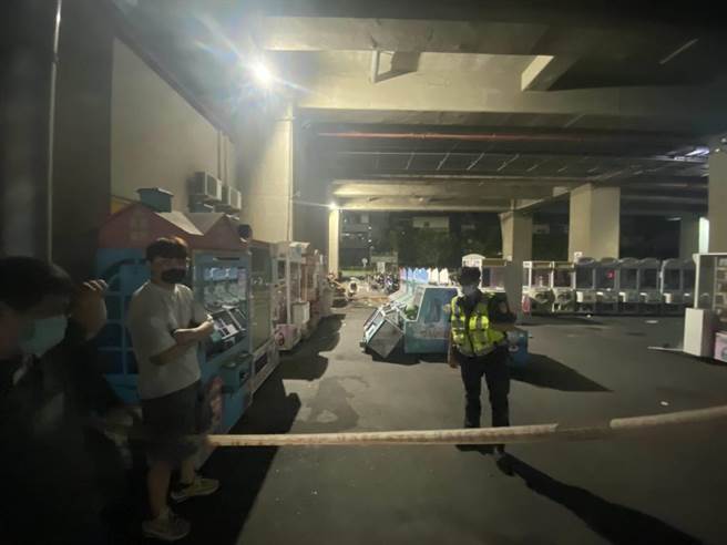 員林派出所長林健民表示，業者表示上周巡視時機台仍完整，27日在前往巡察時就遭破壞，因此破壞時間未明，目前正積極調閱相關監視器，全力追查當中。(吳建輝攝)