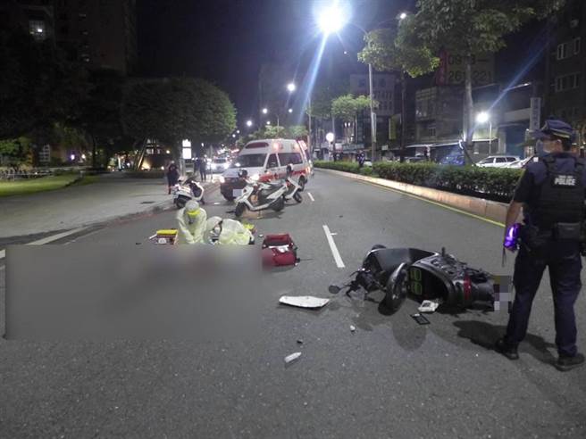 27歲顏姓男子今（29日）凌晨2時許，酒後騎乘機車行經新北市新莊區中正路，疑因不勝酒力自摔倒地，警、消獲報抵達時，顏男頭部重創、血流不止。（翻攝畫面）