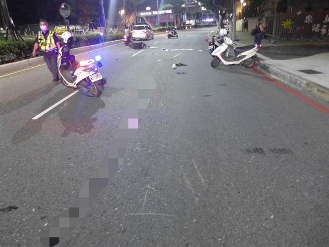 27歲顏姓男子今（29日）凌晨2時許，酒後騎乘機車行經新北市新莊區中正路，疑因不勝酒力自摔倒地，警、消獲報抵達時，顏男頭部重創、血流不止。（翻攝畫面）