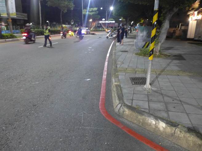 27歲顏姓男子今（29日）凌晨2時許，酒後騎乘機車行經新北市新莊區中正路，疑因不勝酒力自摔倒地，警、消獲報抵達時，顏男頭部重創、血流不止。（翻攝畫面）