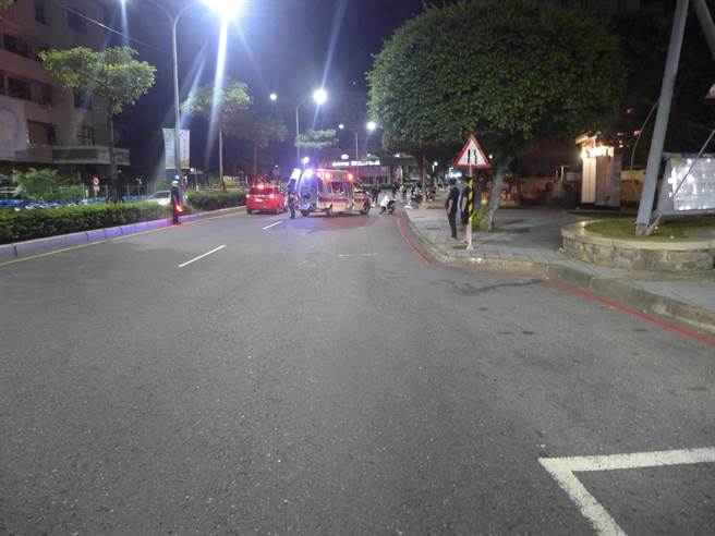 27歲顏姓男子今（29日）凌晨2時許，酒後騎乘機車行經新北市新莊區中正路，疑因不勝酒力自摔倒地，警、消獲報抵達時，顏男頭部重創、血流不止。（翻攝畫面）