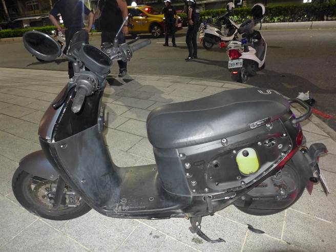 27歲顏姓男子今（29日）凌晨2時許，酒後騎乘機車行經新北市新莊區中正路，疑因不勝酒力自摔倒地，警、消獲報抵達時，顏男頭部重創、血流不止。（翻攝畫面）