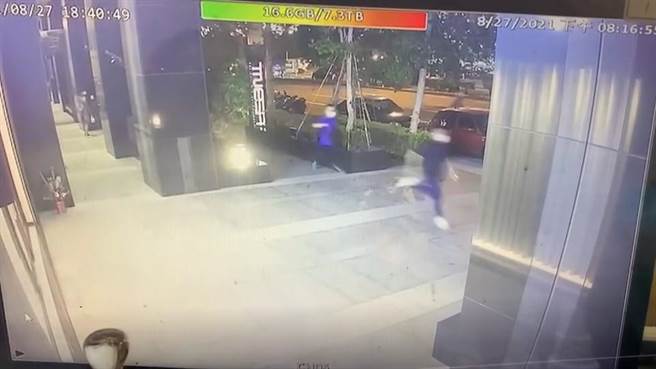 查缉员警虽年过半百，平时有保持运动习惯，沿线追捕犯嫌约400公尺，直至犯嫌无力再跑坐在地上，大呼「让我喘一下」。（民眾提供／卢金足台中传真）