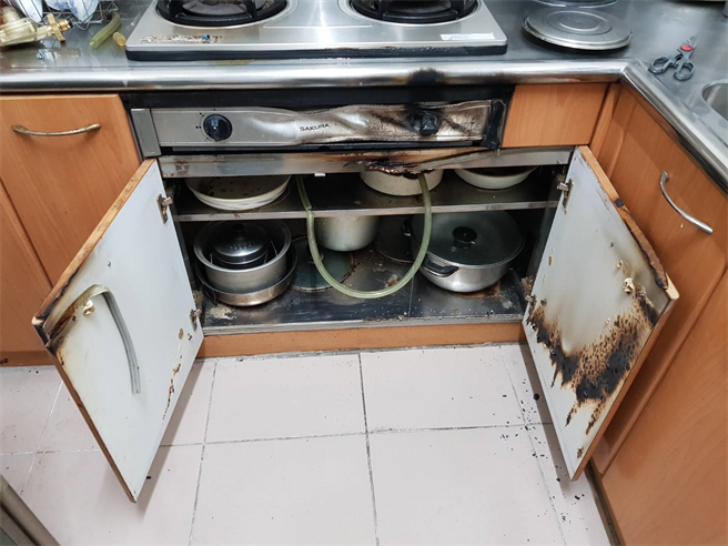 日前彰化秀水有一戶民宅發生瓦斯氣爆意外，把當時正在廚房煮菜的婦人嚇了一跳，趕緊往屋外逃竄，所幸最後一家老小都平安無大礙。（消防局提供／吳建輝彰化傳真）