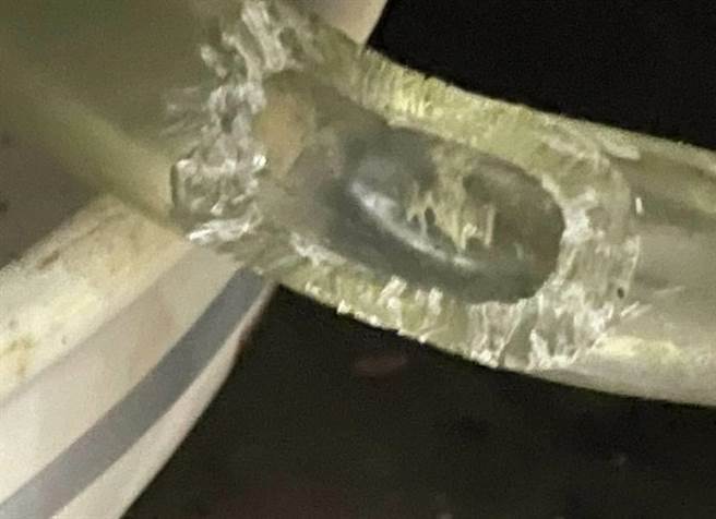 消防員一查竟是因為老鼠把櫥櫃下的瓦斯管線咬破大洞，消防員告訴婦人真相讓婦人大吃一驚，直呼沒想到會是被老鼠咬破瓦斯管線釀禍。（消防局提供／吳建輝彰化傳真）