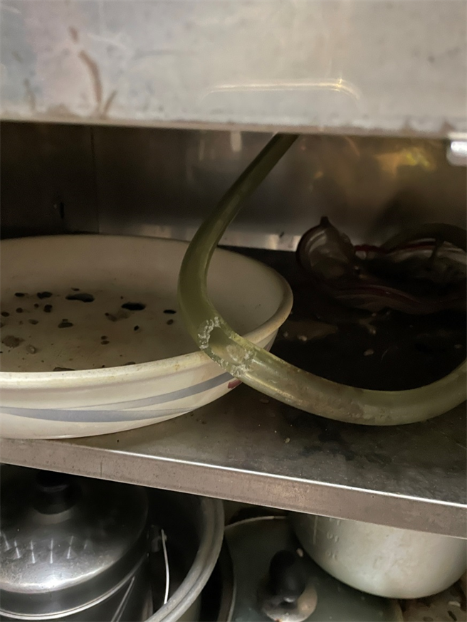 消防局指出，每年都有類似案件發生，經現場勘查發現災戶多半使用一般塑膠管線作為瓦斯管使用，容易造成老化破損、甚至遭老鼠咬破等情形。（消防局提供／吳建輝彰化傳真）