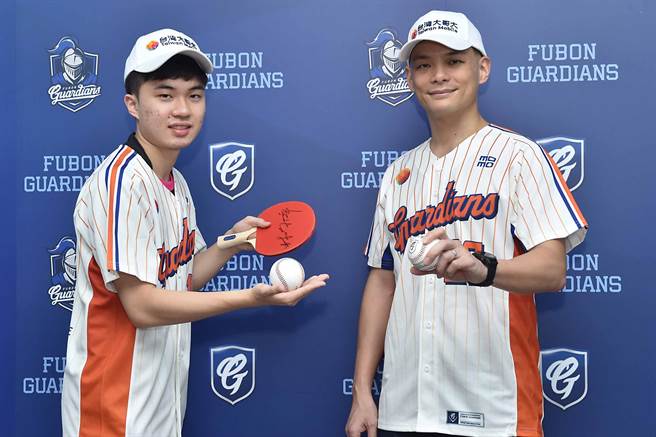 台湾大哥大总经理林之晨（右）正式宣布「小林同学」林昀儒（左）成为台湾大体育家族的一员。（台湾大提供）