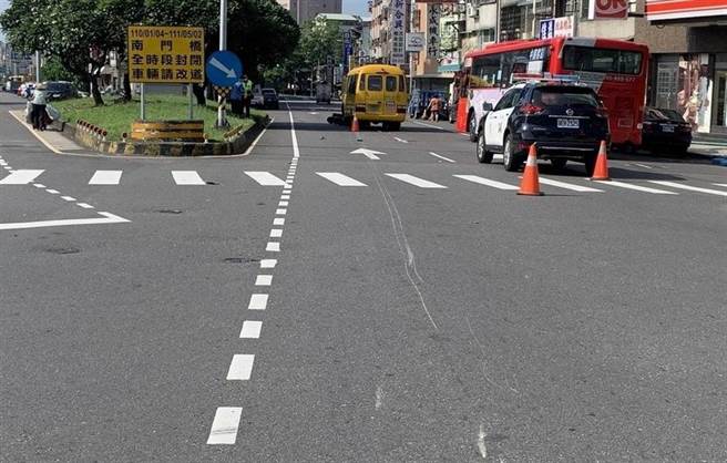 台中市南区台中路、仁和路口，29日上午发生一起中型巴士公车与骑机车女骑士擦撞车祸。（民眾提供／卢金足台中传真）