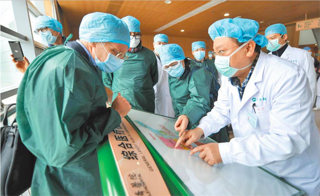 圖為世衛專家考察湖北的同濟醫院。（中新社）