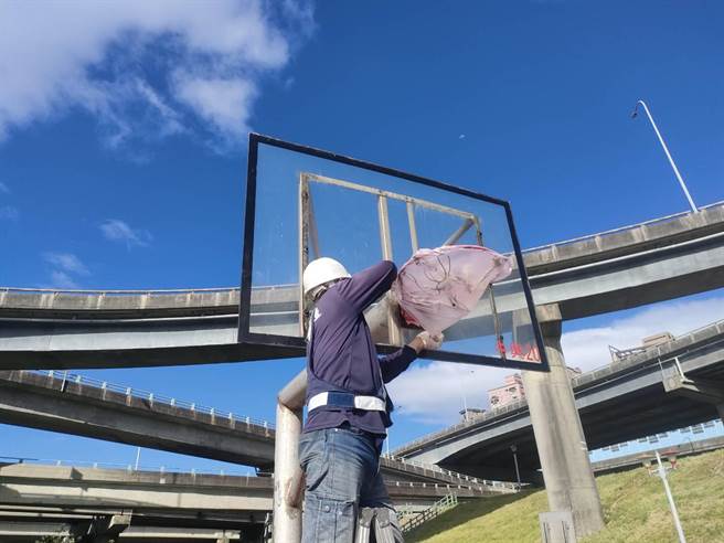 部分民眾未依规定全程戴口罩打篮球，三重中兴桥篮球场封场15日。（新北市水利局提供）