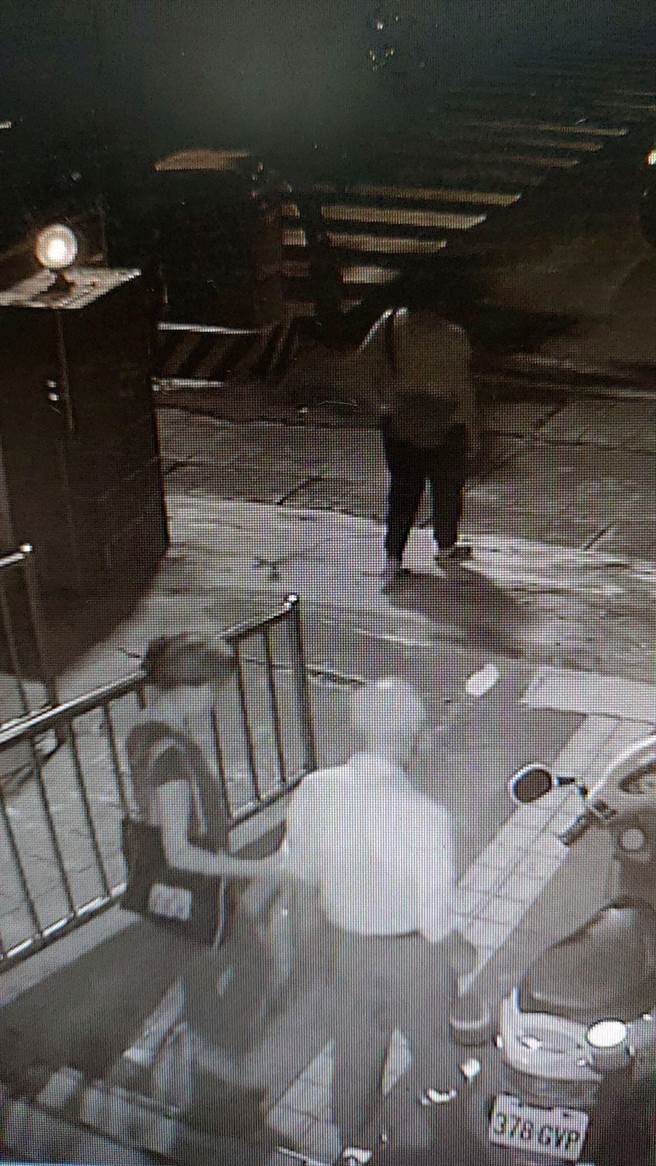 穿着白衣的阿伯(右)在超商前排回，所幸员警查察发现他是通报失踪人口，经通知家属接回。(警方提供／林欣仪台中传真)