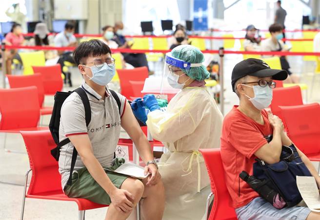 一名诊所医师在脸书透露诊所施打高端状况，并表示因为辉瑞／BNT即将来台，再加上第七轮AZ疫苗上线，导致高端疫苗爽约率提升。（图／示意图，记者陈俊吉摄影）