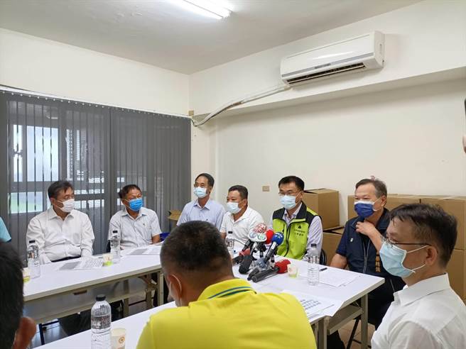 农委会主委陈吉仲29日前往台中市养猪协会与中彰投以及嘉义猪农座谈。（陈淑娥摄）