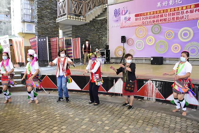 彰化县长王惠美也换上原住民传统服饰，与现场的原住民乡亲一同热舞。（吴建辉摄）