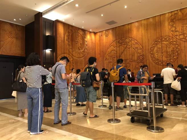 疫情降温，不少民眾抓紧暑假尾巴出游一解闷气，花莲县旅宿业住房率这周末平均高达8成，令业者笑得合不拢嘴。（资料照／罗亦晽花莲传真）