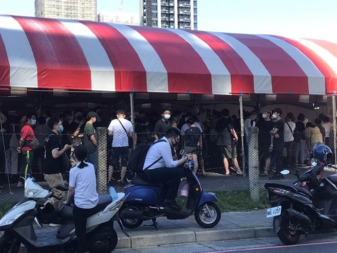 板桥大远百柜姐确诊，江翠筛检站挤满前来筛检的员工与民眾。（陈俊雄摄）