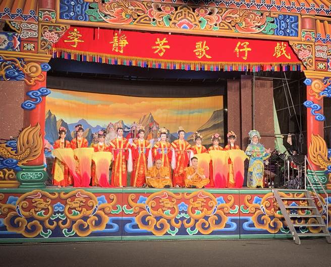 李静芳歌仔戏团出演《宿世情缘》，演绎人蛇恩情的前世今生与爱情故事，带来精致歌仔戏为疫情解闷。（南投县文化局提供／张妍溱南投传真）