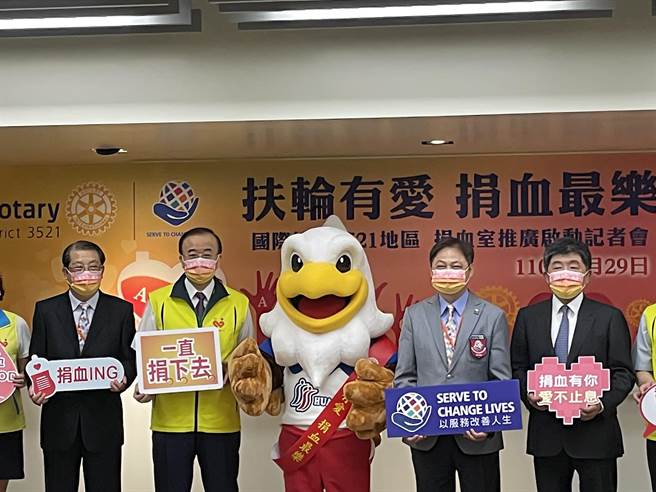 血液基金会今天(8／29)举办「捐血最乐」记者会，邀请中央流行疫情指挥中心指挥官陈时中共同呼吁大家踊跃捐血。摄影／郑郁蓁