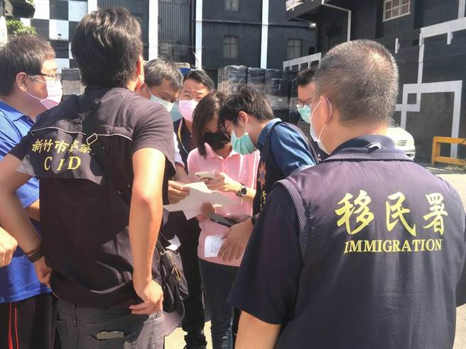 新竹专勤队查获越南月饼、不明肉制品，两项物品已送新竹市卫生局採验。（新竹市专勤队提供／邱立雅竹市传真）