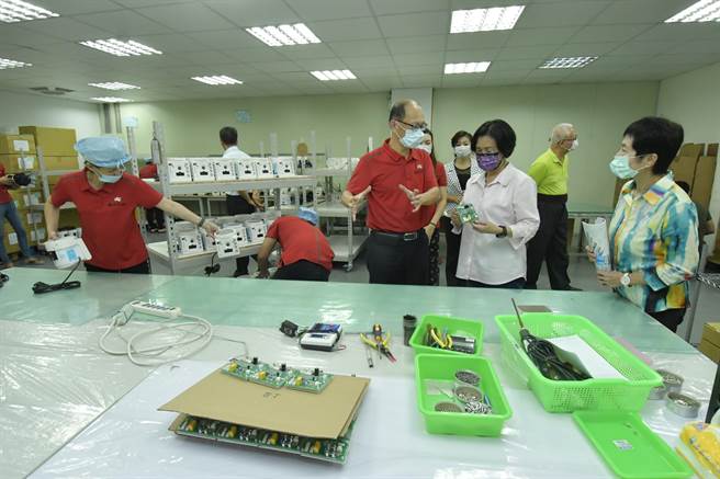 高流量氧气治疗仪(HFNC)」号称救命神器，国内仅有彰化田中的鉅邦医材股份有限公司生产，销售到全球80余国，可以说是彰化之光、台湾之光。(吴建辉摄)