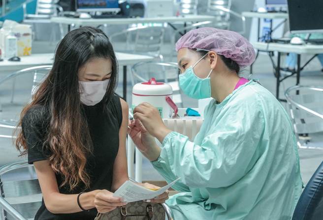 陈时中今于记者会中曝高端最新接种率，并表示的确有下降趋势。（图／示意图，记者粘耿豪摄影）