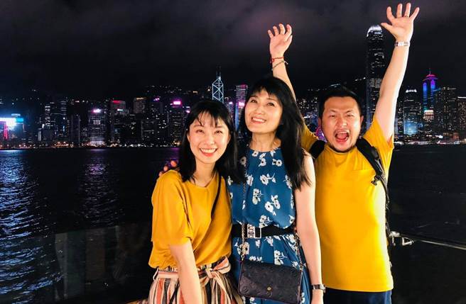 九把刀岳母(中)接种AZ疫苗4天后猝逝，目前遗体已送交解剖，尚在等待报告出炉。(翻摄自九把刀脸书)

