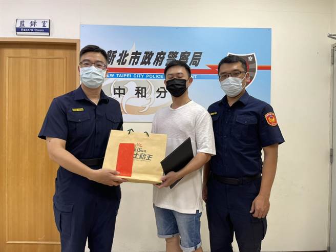中和警分局长李建广同时表扬见义勇为的民眾。（中和警分局提供）