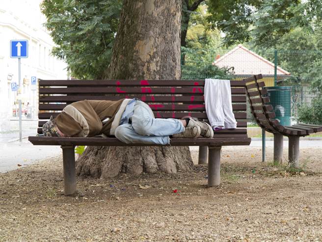 一名網友分享，先前作遊民志工時，遇上一位擁有上億元不動產的街友。（示意圖／Shutterstock）