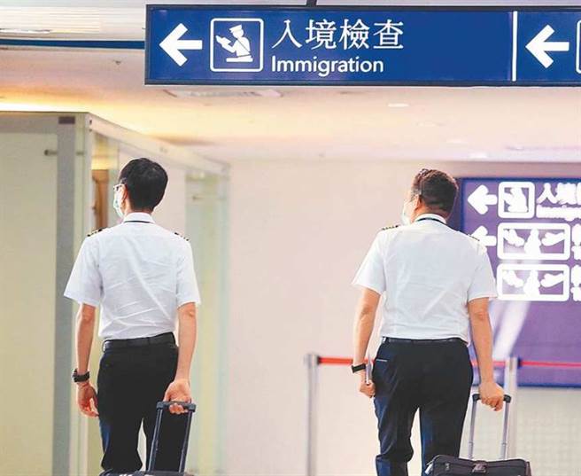 國籍機師爆突破性感染，指揮中心擬加嚴機組員檢疫。（圖非當事人，本報資料照片）